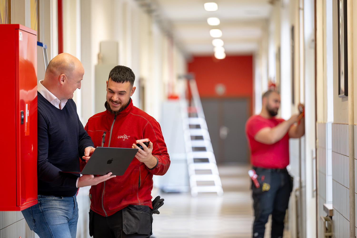 Bedrijfspand met geïntegreerde beveiliging: branddetectie, camerabewaking en toegangscontrole verbonden in één systeem