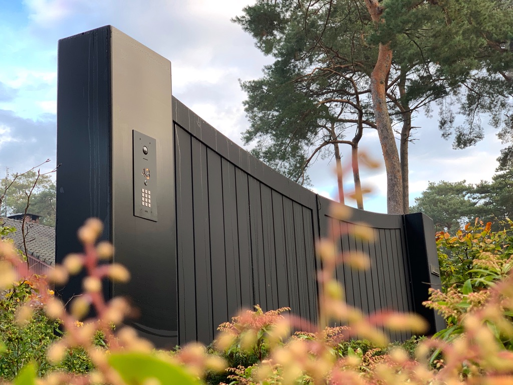 LUCO videofonie geïntegreerd in een moderne poort met slimme toegangscontrole voor particuliere woningen in België.